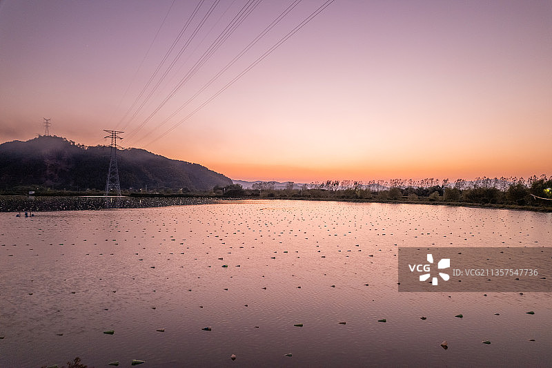 夕阳下的诸暨山下湖珍珠养殖蚌场图片素材