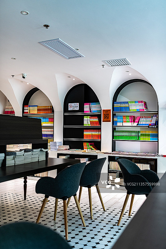 上海钟书阁图书馆.图书馆室内布局书架书籍背景图片素材