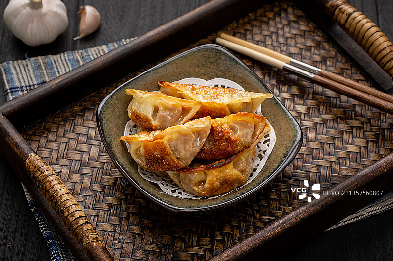 装在盘子里的煎饺图片素材