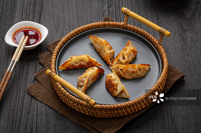 装在盘子里的煎饺图片素材