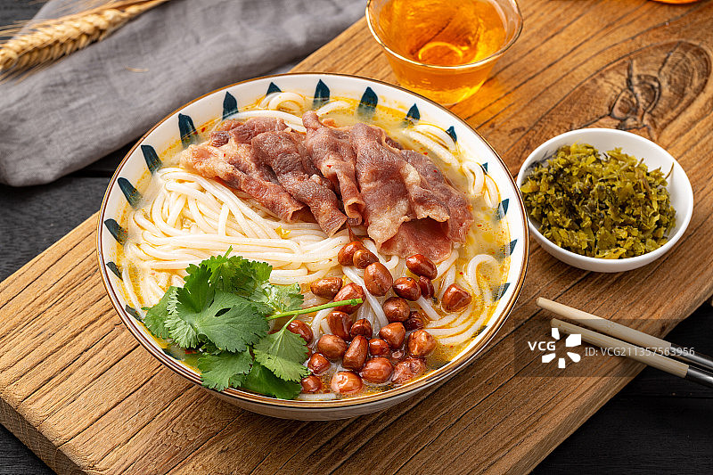 金汤肥牛米粉图片素材