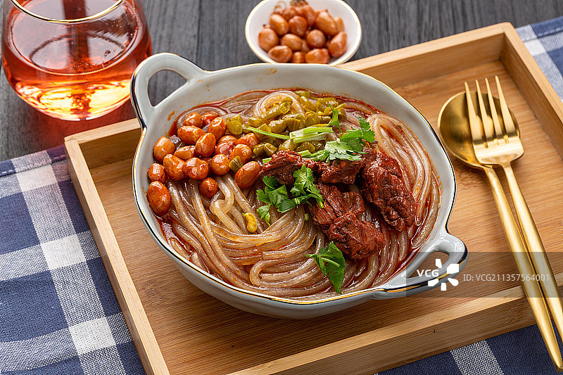 牛腩酸辣粉图片素材