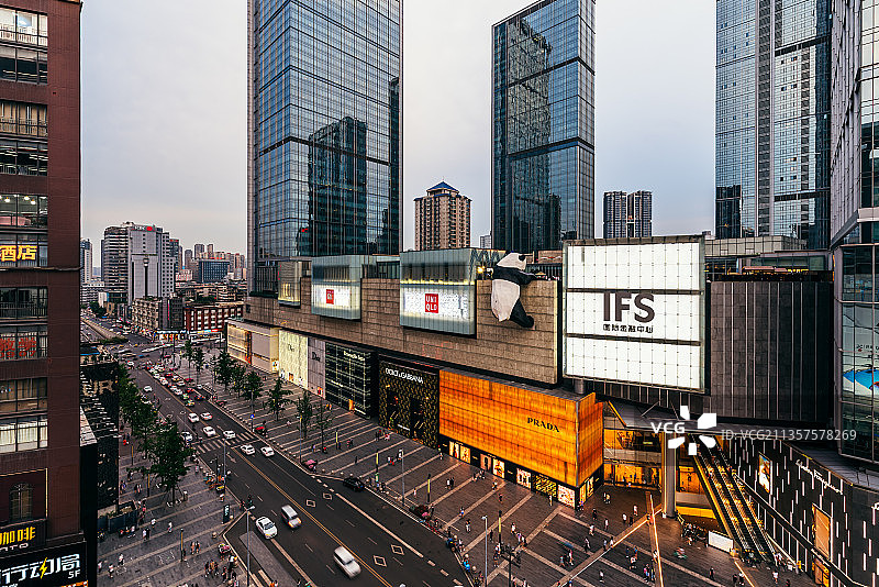 成都锦江区地标春熙路ifs步行街夜色景图片素材