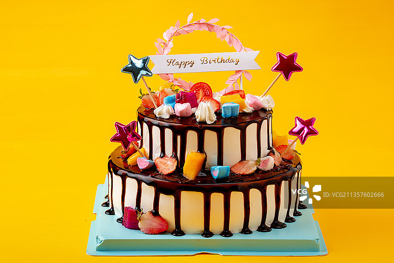 彩色的水果双层生日蛋糕图片素材