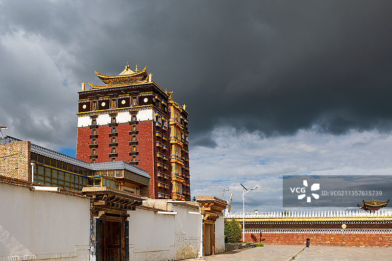 乌云袭来的天气，甘肃甘南合作市，寺庙建筑米拉日巴佛阁。图片素材