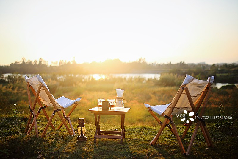 逆光露营图片素材