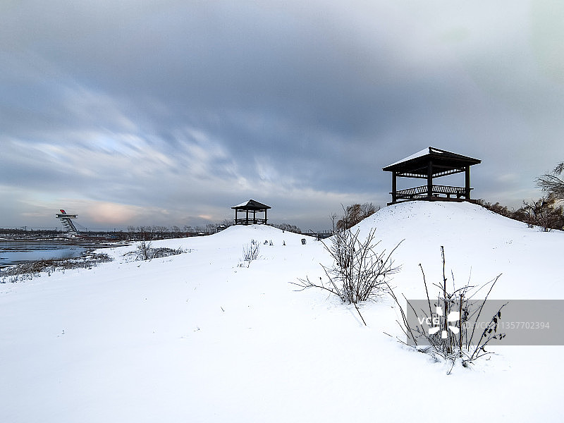 哈尔滨太阳岛滨州铁路水上公园观景亭图片素材