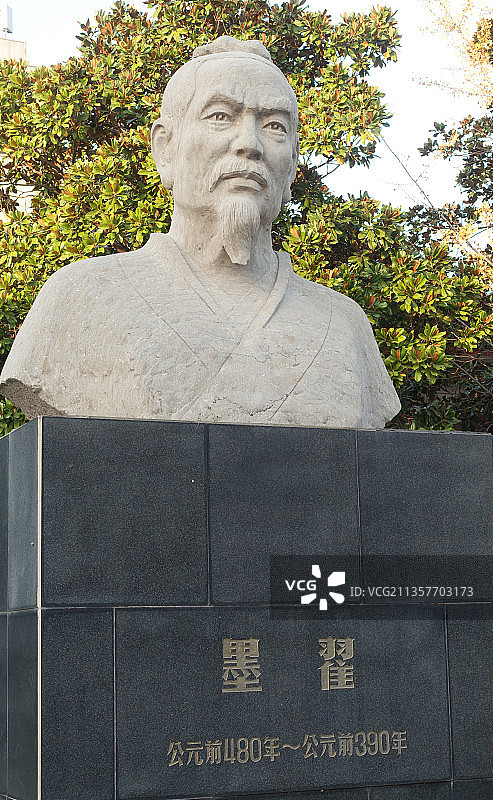 山东枣庄滕州市墨子纪念馆内的墨子塑像图片素材