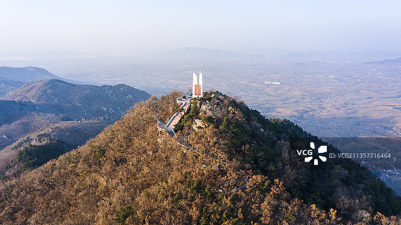航拍山东省临沂市蒙山孟良崮战役纪念碑风景图片素材
