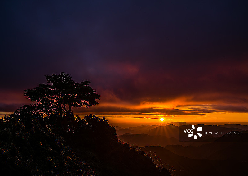 轿顶山日出图片素材