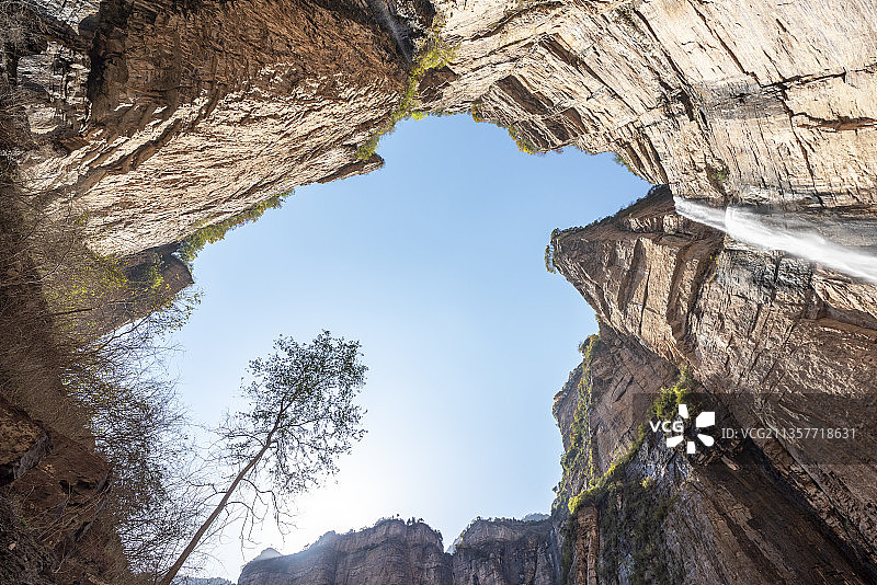 河南林州市石板岩乡太行大峡谷龙床沟大瀑布图片素材