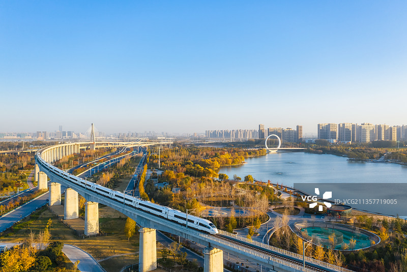 河南郑州米字形高铁网络高架线路与蝶湖公园户外风光秋季航拍图片素材