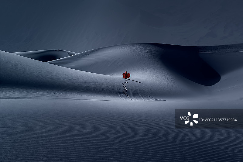 沙漠红衣线条暗调氛围大漠图片素材