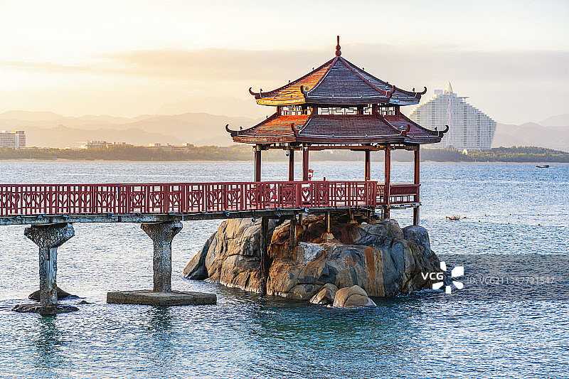 海南省三亚市海棠区蜈支洲岛旅游风景区情人桥图片素材