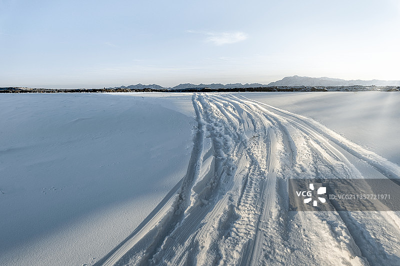雪地上的车轮胎印图片素材
