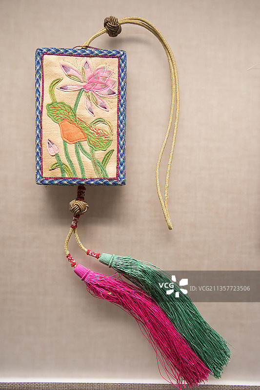 北京清华大学艺术博物馆鹅黄色缎地贴绫荷花纹眼镜盒清图片素材