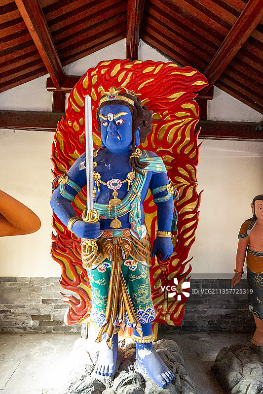 北京市门头沟区潭柘寺财神殿不动明王雕像图片素材