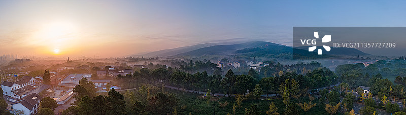 清晨薄雾下的虞山图片素材