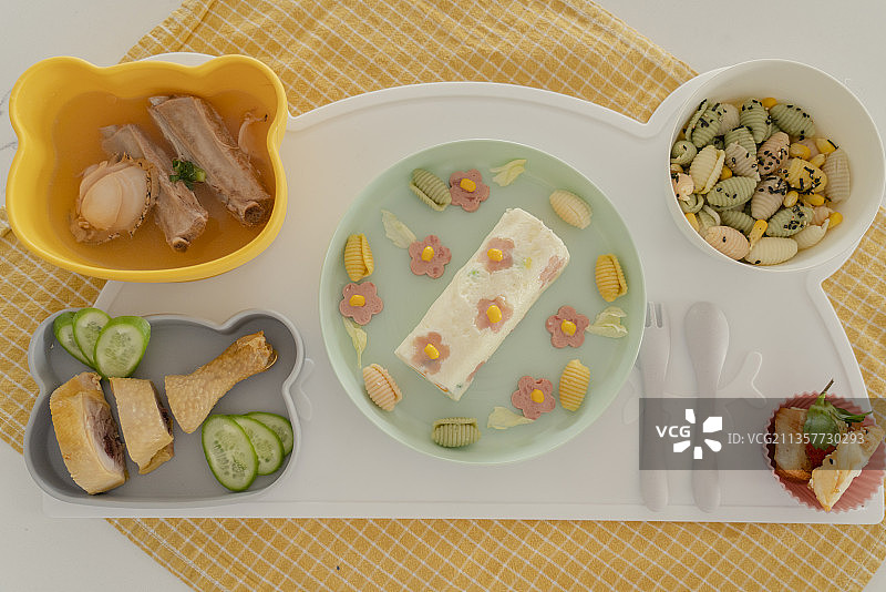 特色幼儿玉子豆腐糕鲍鱼排骨汤意面鸡腿草莓烤面包营养餐图片素材