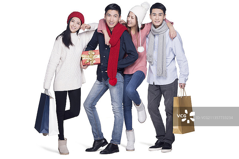 开心的年轻人一起办年货图片素材