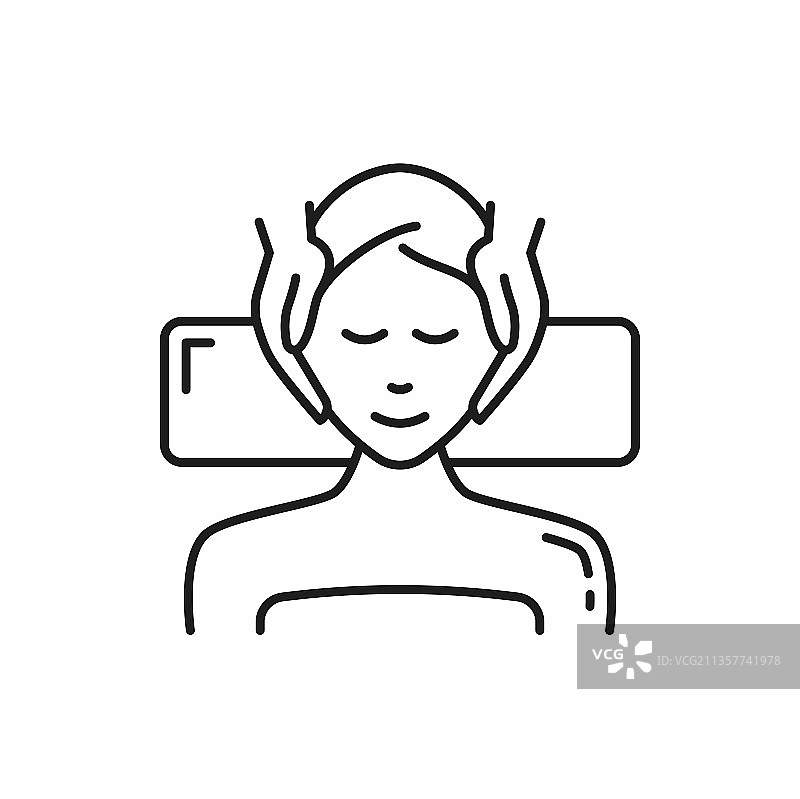 女子在美容师处接受面部按摩护理图片素材