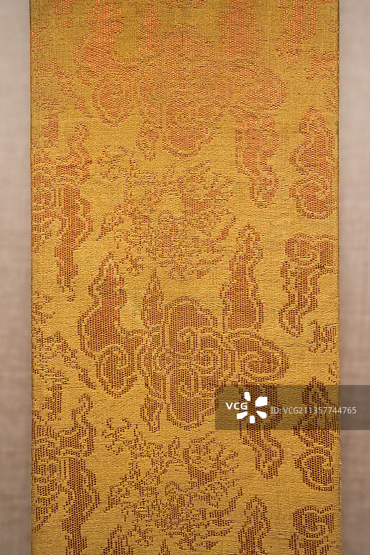 北京清华大学艺术博物馆黄地红云龙纹两色缎经面明图片素材