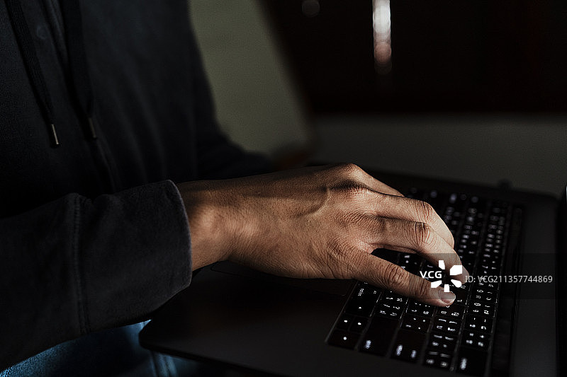 黑客用笔记本电脑攻击系统。图片素材