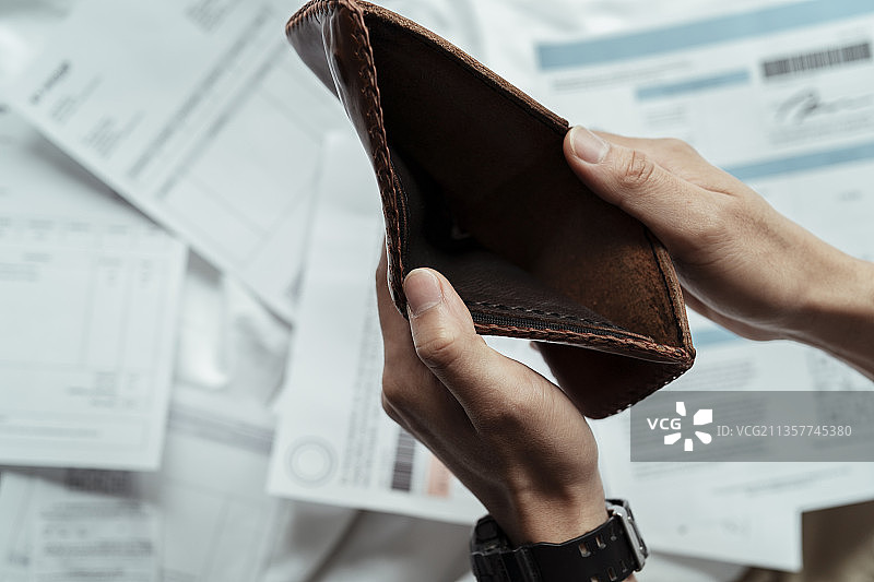 裁剪的图像空的口袋钱和许多账单作为背景。图片素材
