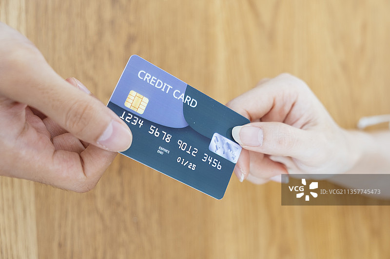 客户用电子信用卡向员工支付费用。图片素材