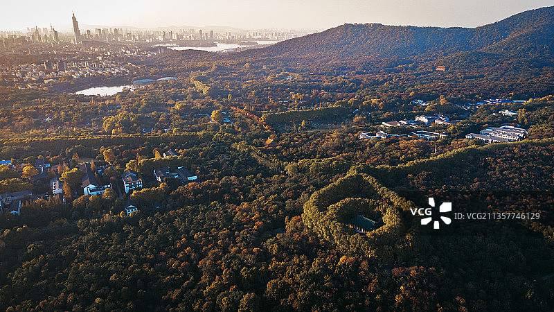 南京美龄宫 深秋美龄宫航拍搭配南京天际线图片素材