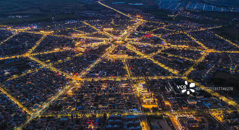 新疆特克斯八卦城夜景鸟瞰图片素材