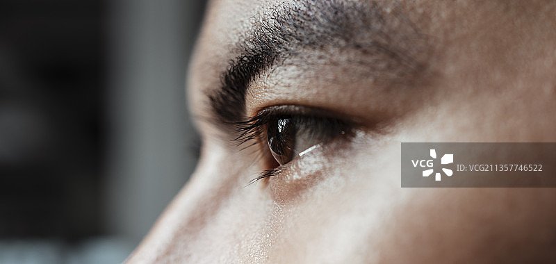 英俊男子的棕色眼睛非常明亮，闪闪发光。图片素材