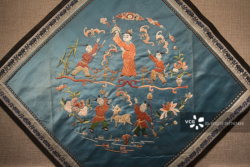 北京清华大学艺术博物馆天蓝缎地平针绣五子夺魁肚兜图片素材