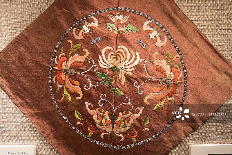 北京清华大学艺术博物馆古铜缎地平针彩绣蝶恋花肚兜图片素材