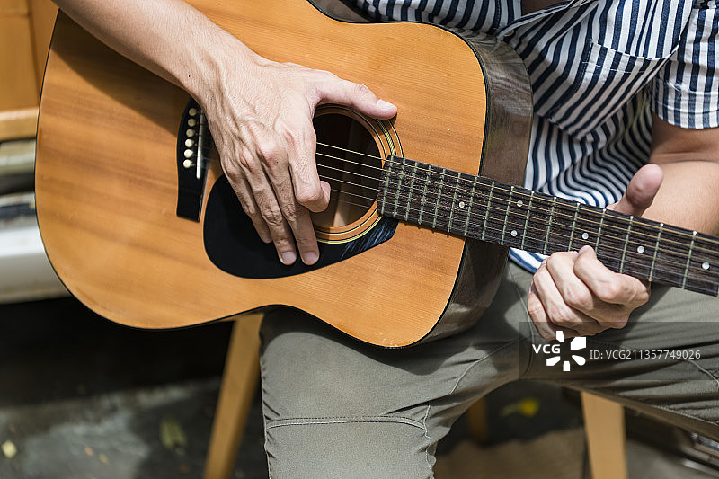 吉他手在户外弹奏古典吉他。图片素材
