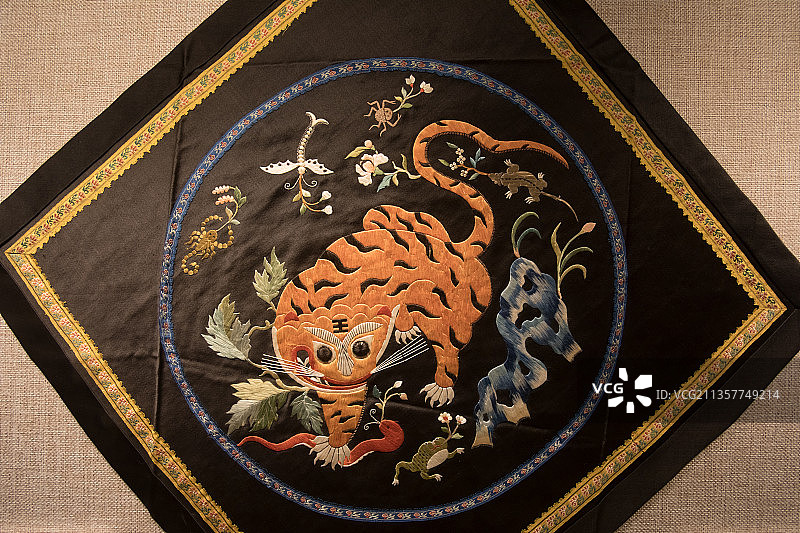 北京清华大学艺术博物馆青缎地平针绣虎镇无毒肚兜图片素材