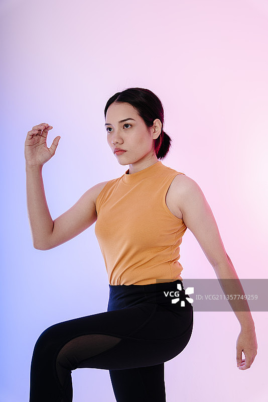 亚洲健康女性肖像与跑步姿势孤立在柔和的背景。图片素材