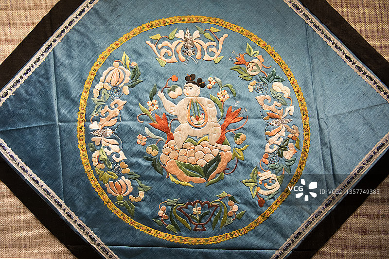 北京清华大学艺术博物馆湖蓝缎地榴开百子肚兜图片素材