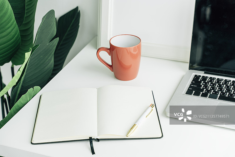 工作空间的空白屏幕，电脑和设备和咖啡的桌子和阁楼的墙背景。图片素材