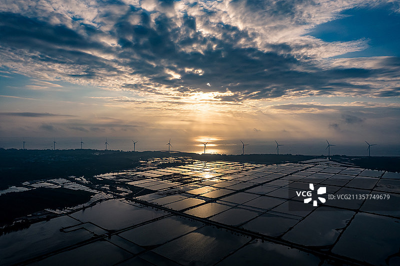 徐闻县南极村盐田日出图片素材