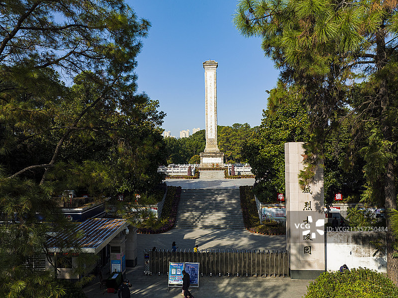 湖北麻城市烈士陵园红色旅游文化区入口烈士纪念碑航拍图片素材