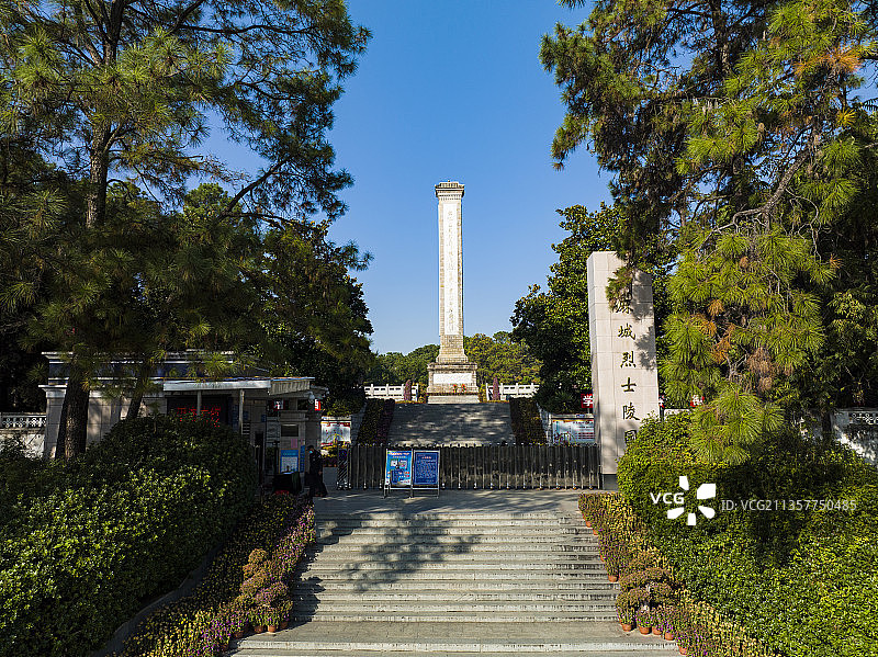 湖北麻城市烈士陵园红色旅游文化区入口烈士纪念碑航拍图片素材