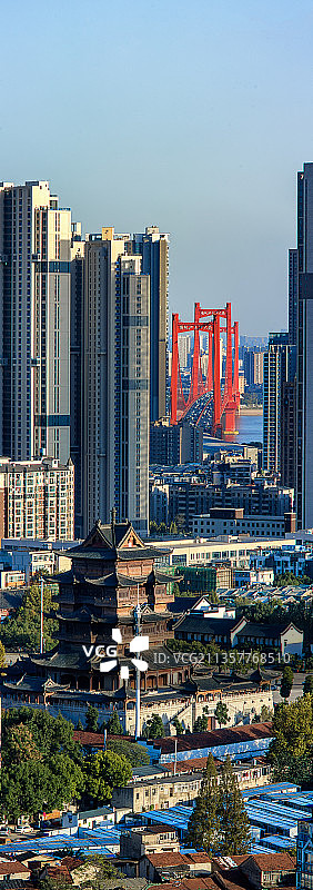 古今同框-武汉汉归元寺-武汉鹦鹉洲长江大桥图片素材