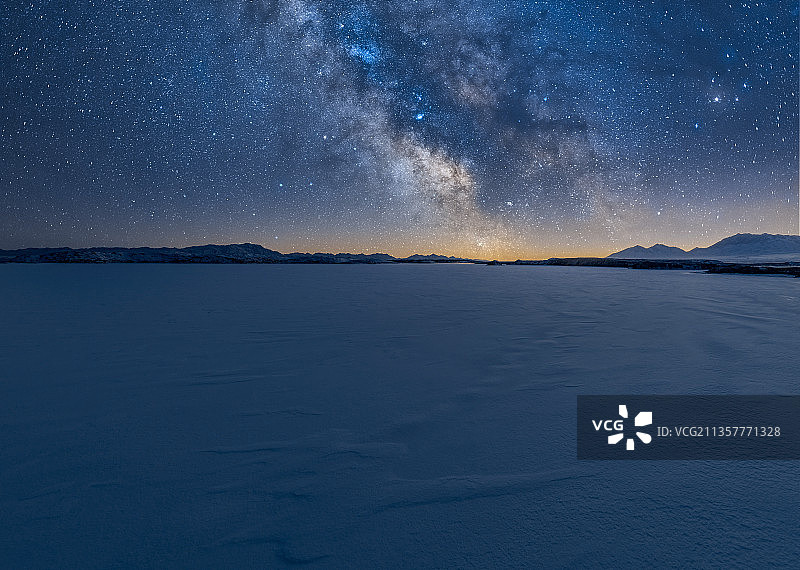 雪地上空的星空银河图片素材