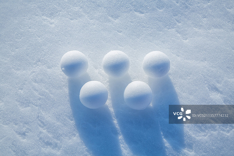 雪地上的多个雪球，童年打雪仗，体育符号图片素材