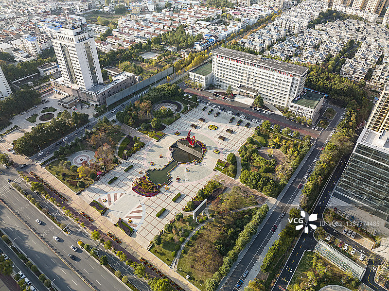湖北省麻城市市政府办公大楼与广场鸟瞰航拍图片素材
