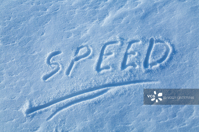 雪地上的英文字母SPEED图片素材