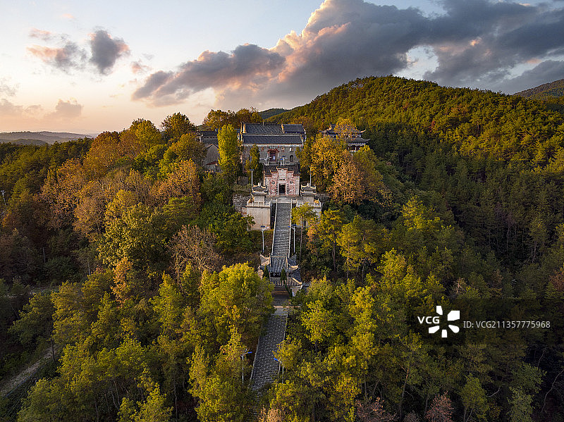 湖北省麻城市五脑山国家森林公园五脑山庙日落秋景航拍全景图片素材