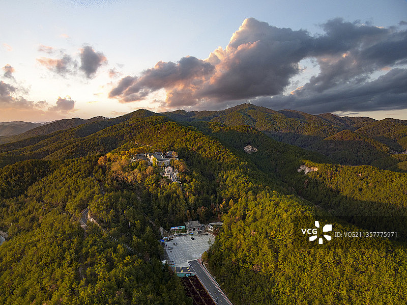 湖北省麻城市五脑山国家森林公园五脑山庙日落秋景航拍全景图片素材