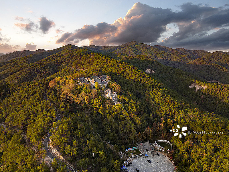 湖北省麻城市五脑山国家森林公园五脑山庙日落秋景航拍全景图片素材